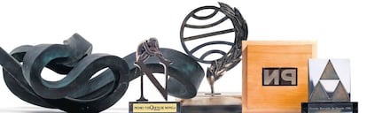 Trofeos de varios premios literarios españoles.