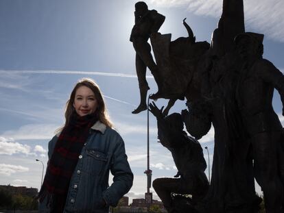 La periodista Margaryta Yakovenko ante el monumento a José Cubero, en Las Ventas (Madrid).