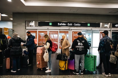 Pasajeros esperan en una fila durante una huelga de tripulantes de Aerolíneas Argentinas, el 6 de septiembre en Buenos Aires.