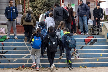 Varios ni?os y padres, a la salida del colegio pblico Jaume I de Catarroja, este jueves. 