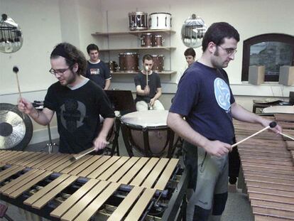 Alumnos de Musikene participan en una clase de percusión.