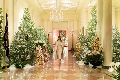 Melania Trump muestra la decoración navideña de la Casa Blanca.