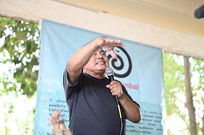 Pedro Uc, durante una conferencia con comunidades mayas.