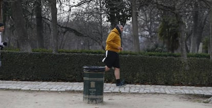 Imagen de archivo de un corredor en un parque.