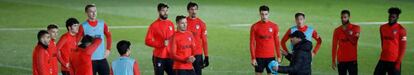 Simeone habla con sus jugadores en el entrenamiento del Atlético. 