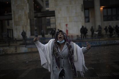 Un mujer grita desesperadamente pidiendo el alto a la violencia, el 29 de abril, en la Plaza de Bolívar, en Bogotá, Colombia.