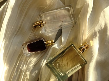 Artículo de EL PAÍS Escaparate sobre perfumes de pistacho que arrasan entre los compradores.