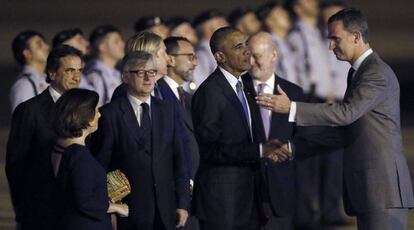 Barack Obama, saluda al rey Felipe VI a su llegada a la base de Torrejón este sábado.