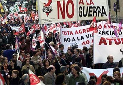 Un momento de la manifestación contra la guerra convocada por los sindicatos, ayer por la tarde, en Valencia.