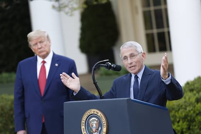 Anthony Fauci, en primer término, en una rueda de prensa en la Casa Blanca, este domingo.