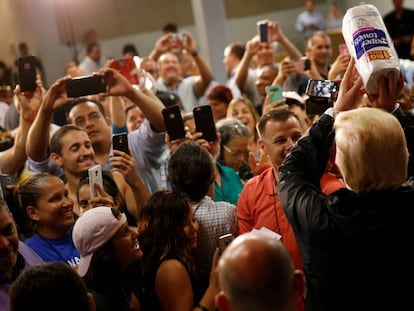 Trump joga rolos de papel