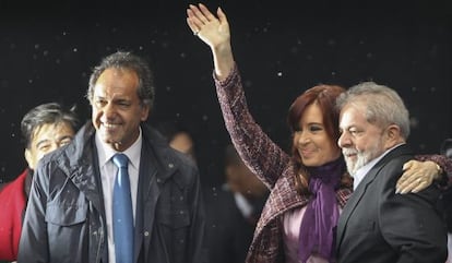 La presidenta argentina junto a Daniel Scioli y Lula da Silva.