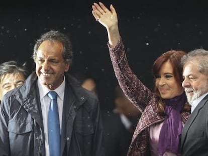 A presidenta argentina com Daniel Scioli e Lula.