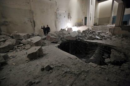 Las fuerzas iraquíes inspeccionan el interior destrozado del museo de Mosul (Irak) tras ser recuperado al Estado Islámico.