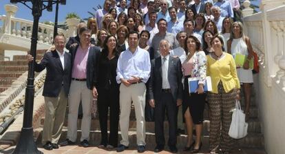 Juan Manuel Moreno este viernes con los diputados del PP.