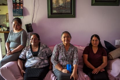 Desde la izquierda, Noemí Romero, su hermana, su madre y su prima en su casa en Chimalhuacán