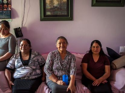 Desde la izquierda, Noemí Romero, su hermana, su madre y su prima en su casa en Chimalhuacán