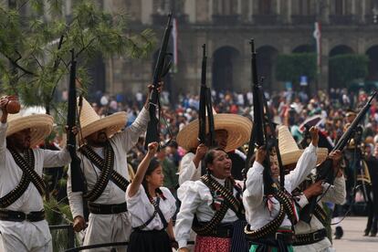 La conmemoración en el Zócalo, frente al presidente, la primera dama, Beatriz Gutiérrez Müller, y la jefa de Gobierno capitalina, Claudia Sheinbaum, concluyó con la entonación del himno nacional mexicano.