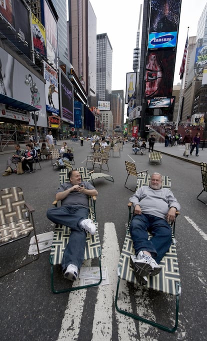 Dos hombres sentados en las tumbonas de Times Square, que para Fran Lebowitz es ahora como el "apartamento de su abuela". |