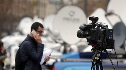 Un periodista, este lunes en la plaza de la Rep&uacute;blica (Par&iacute;s).