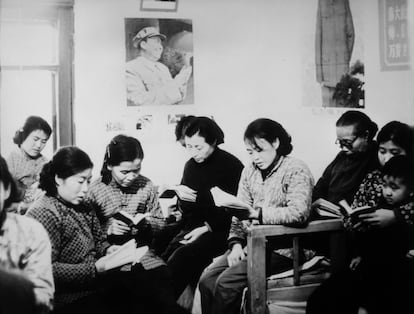 Un grupo de amas de cas chinas leen los escritos de Mao.