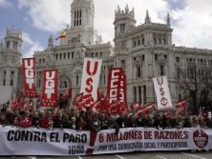 manifestaci&oacute;n convocada por la Cumbre Social, que agrupa a m&aacute;s de 150 organizaciones -incluidos los principales sindicatos-, para protestar contra las pol&iacute;ticas de recortes y el paro