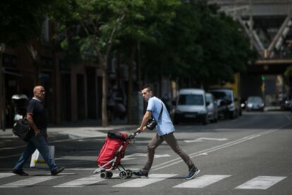 El paso de peatones de calle Riera Blanca que separa las ciudades de L'Hospitalet y Barcelona.