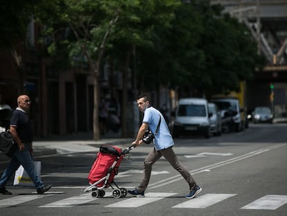 El paso de peatones de calle Riera Blanca que separa las ciudades de L'Hospitalet y Barcelona.