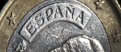 Fotografía que muestra una moneda de euro de España.