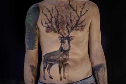 Ciervo tatuado en el torso de Coque Fernández Abellá, veterinario y cofundador de Santuario Gaia.