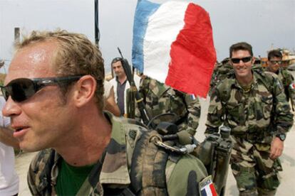 El primer grupo de soldados franceses llega a Naquora para apoya a la Fuerza Provisional de las Naciones Unidas en Líbano.