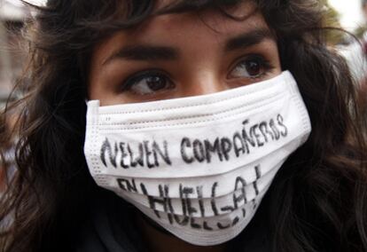 Los estudiantes de secundaria y universitarios reclaman una mejor educación en Chile