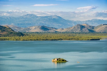 Vistas del islote de Grmožur.