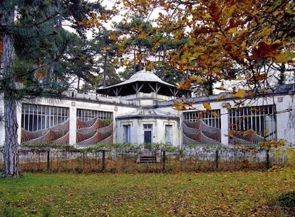 <strong>Lo que es.</strong> A principios del siglo XX, los habitantes de las colonias francesas eran considerados casi como animales; la metrópoli les exhibía en zoos. En el parisino parque Bois de Vincennes, en el 12e Arrondissement, había un pabellón por cada colonia. Era una feria de personas.
<strong>Lo que podría ser.</strong> Los arquitectos barceloneses Sandra Tarruella y Ricard Trench, de Tarruella Trenchs Studio, borrarían el vergonzante pasado con un museo-taller sobre las grandes firmas francesas de moda. "Así serviría para explicar los procesos de diseño y producción en la moda, el cuidado de su manufactura y el respeto por la naturaleza", señalan los arquitectos. Habilitarían, además, una sala audiovisual que proyectara documentales y películas sobre moda. Sería un espacio para el aprendizaje.