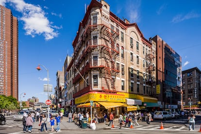 El Chinatown de Manhattan alberga a 141.000 residentes, el 28% de los cuales son de origen asiático.
