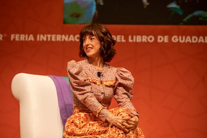 La escritora española Irene Vallejo durante su participación en la FIL Guadalajara. 