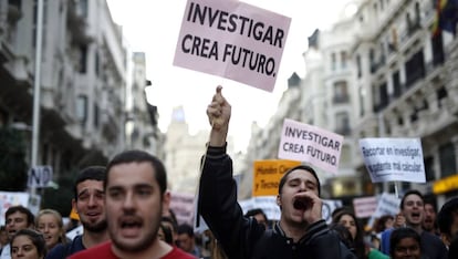 Manifestaci&oacute;n contra los recortes en ciencia e investigaci&oacute;n cient&iacute;fica en la Gran V&iacute;a de Madrid. 