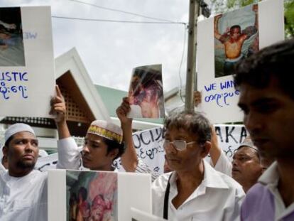 Miembros de la etnia rohingya protestan ante un edificio de la ONU contra la violencia en el Estado de Rajine, oeste de Myanmar (antigua Birmania).  