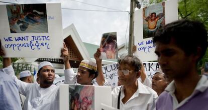 Miembros de la etnia rohingya protestan ante un edificio de la ONU contra la violencia en el Estado de Rajine, oeste de Myanmar (antigua Birmania).
