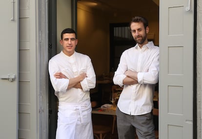Lucas Fernandez y Aitor Sua, en Trèsde Restaurante, en el barrio de la Latina.