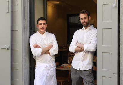 Lucas Fernandez y Aitor Sua, en Trèsde Restaurante, en el barrio de la Latina. 