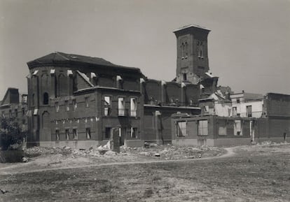 Iglesia de San Miguel Arcángel, en Carabanchel, que quedó medio derruida tras la Guerra Civil. La imagen es de 1940.