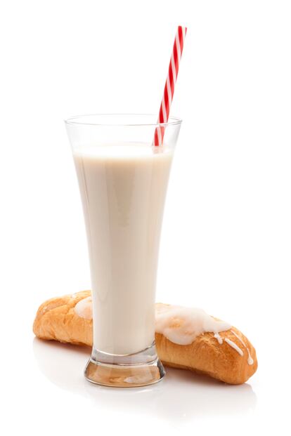 Refrescante horchata con 'fartó', bebida típica de la Comunidad Valenciana.