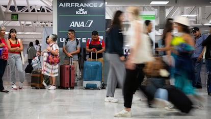 Pasajeros esperan su vuelo en el Aeropuerto Internacional de la Ciudad de México "Benito Juárez".