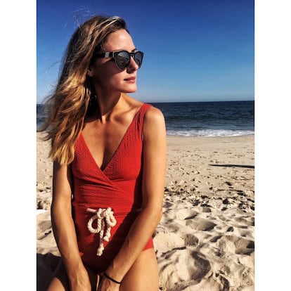 La socialité y empresaria Olivia Palermo como siempre se adelantó a la moda. La 'influencer' compartió una imagen de ella disfrutando de sus vacaciones en agosto pasado, y lo hacía con un bañador rojo.