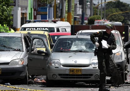 Un policía inspecciona los coches aparcados cerca de la zona del atentado.