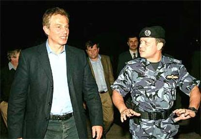 El primer ministro británico, Tony Blair (izquierda), junto al rey Abdalá de Jordania, el pasado domingo en Amám.