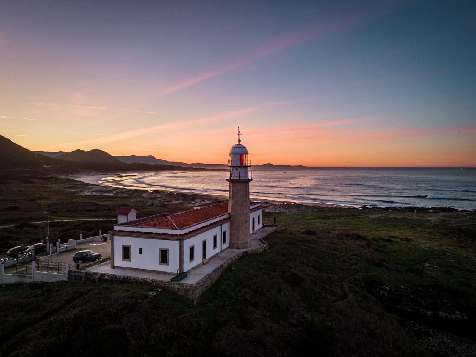 Vista del faro de Lariño, a pie de playa, reconvertido en hotel.