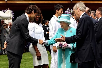 Isabel II saluda al seis veces campeón de Wimbledon, Roger Federer.