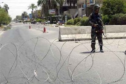 Un soldado iraquí monta guardia en una calle de Bagdad durante el toque de queda establecido ayer.